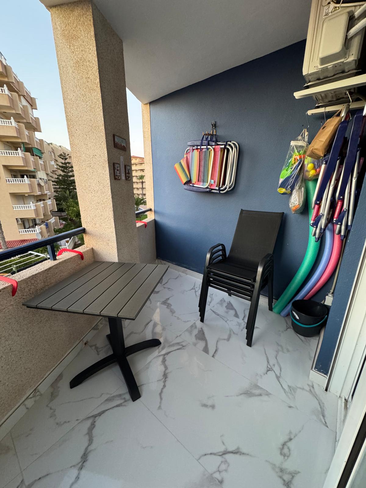 Balkon s posezením a plážovým vybavením