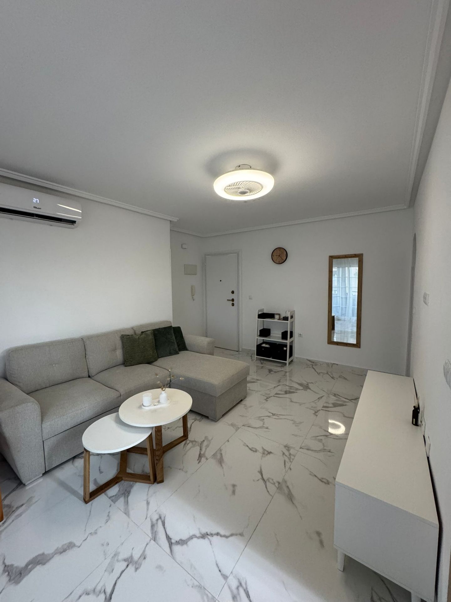 Světlý obývací pokoj apartmánu La Mata